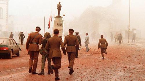 historicaltimes:British soldiers running toward the site of an...