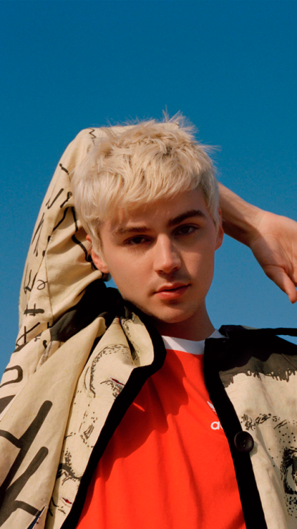 lockxzs:Miles Heizer lockscreens•Screenshot the...