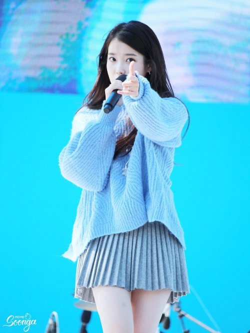 iumushimushi:180930 IU at Holgabun Market Festivalcr: 복숭아