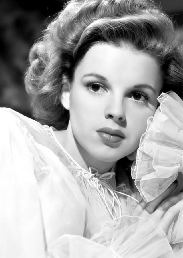 Lady Luck // silver-screen-glamour: Judy Garland.