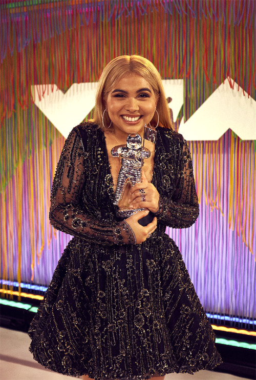 music-daily:Fresh Off Her VMAs Win, Hayley Kiyoko Shares a...