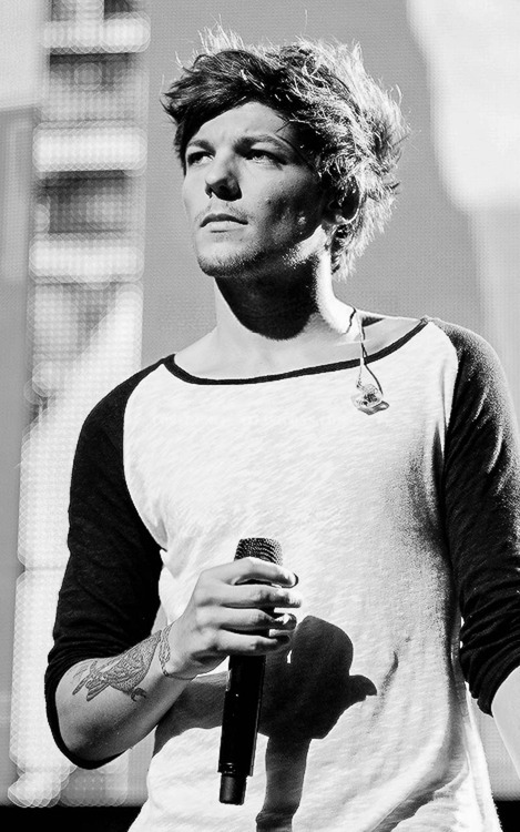 louis tomlinson black and white on Tumblr