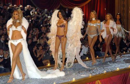 nhlovesadri3:Adriana Lima at the vsfs 2003 finale.