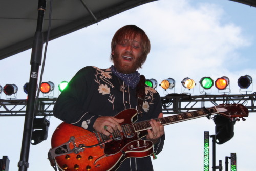 dan auerbach dqa the black keys black keys neckerchief s t y l e