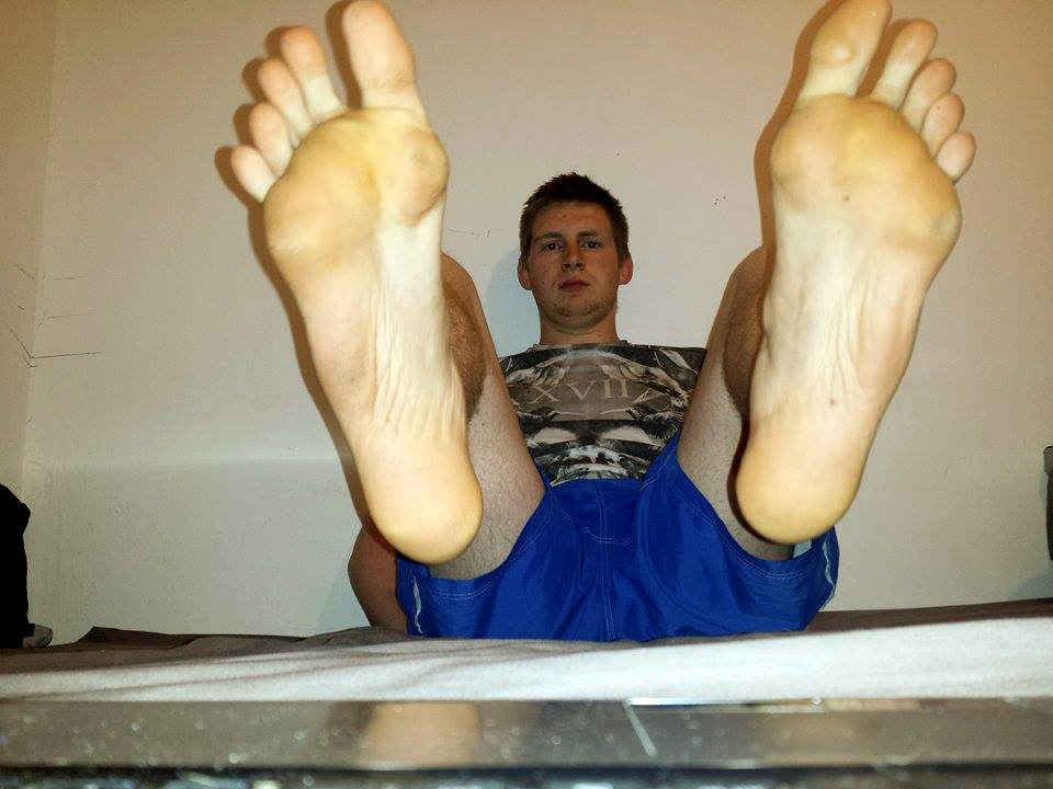xxxlmassivefeetguys:  Big feet guy size 13 USHUGEFEETGUYS are creating Feet male