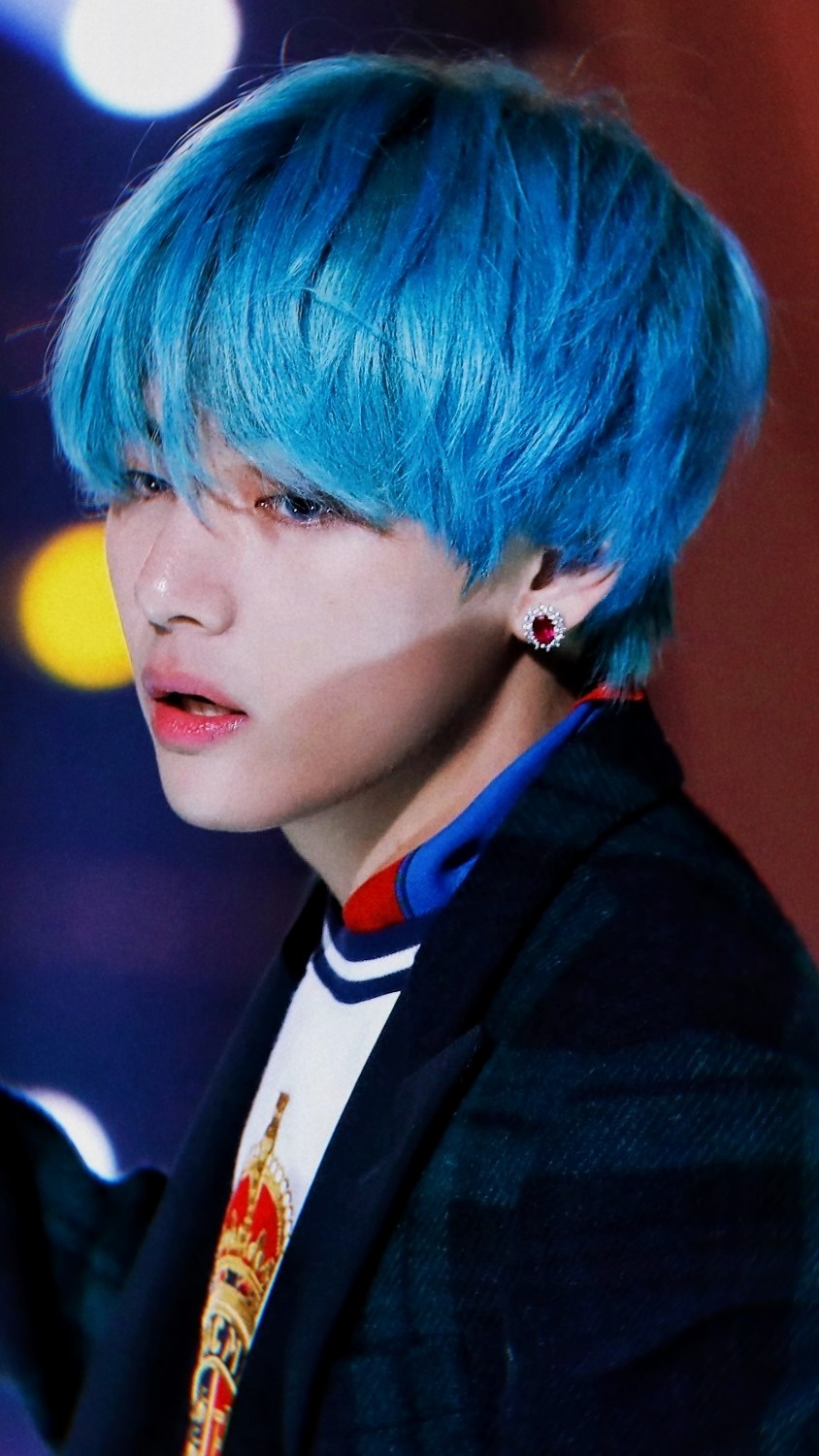 𝙖𝙡𝙡 𝙝𝙖𝙞𝙡 𝙩𝙝𝙚 𝙠𝙞𝙣𝙜𝙨 — BTS - V Blue Hair Lockscreens