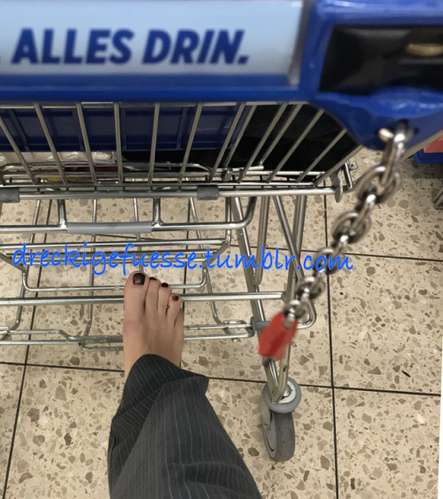 dreckigefuesse:Waiting for the cashier and grandma to pay her...