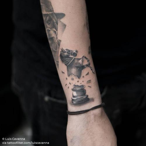 By Luis Cavanna, done in Madrid. http://ttoo.co/p/35052 animal;chess knight;chess;facebook;forearm;game;horse;luiscavanna;medium size;single needle;sport;twitter