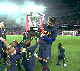 إحتفال برشلونة بلقب الدوري لموسم 2018/2019 في الكامب نو  Tumblr_pqpx3zhudP1uo4zhwo2_400