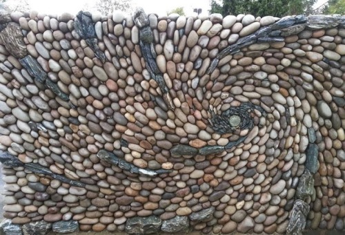 jedavu:Bricklayer Transforms Stone into Hypnotically Detailed...