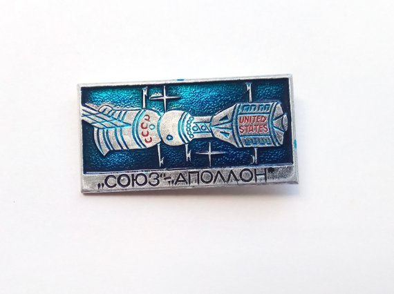 Large Soyuz-Apollo pin (buy here)