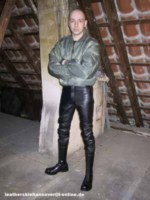 Punkerskinhead — skinhead in leather pants