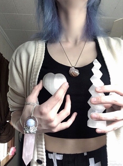 lunar-paleness:My bigger crystals