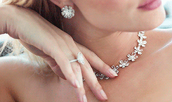 Daphné ⇀ she wore his compliments like diamonds. Tumblr_ppgfh0lCJ01y9cr6yo4_250
