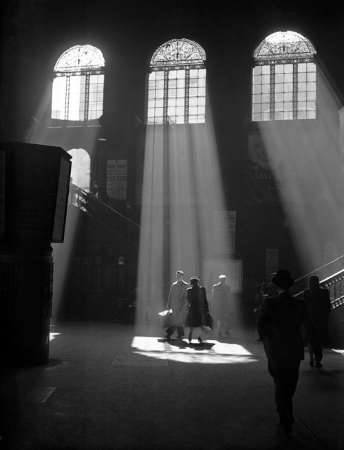 undr:Daily Mirror/Mirrorpix. London’s Liverpool Street Railway...