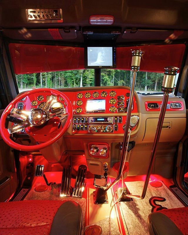 Semitrckn — Peterbilt custom 379 interior