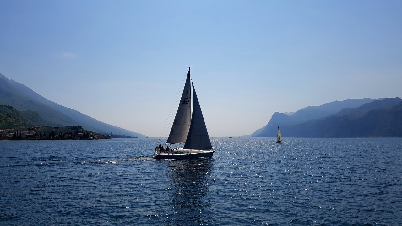 Ὠκεανός Ōkeanós — Sailing on Garda Lake, Italy.