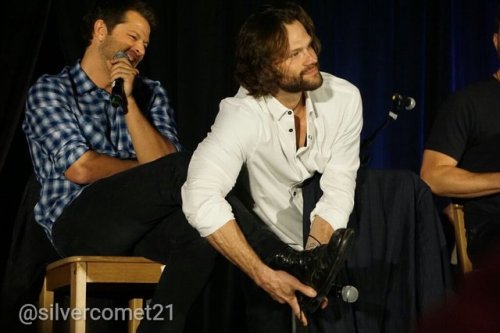 fandomismyspiritanimal:Jared taking off Misha’s shoeSPN UK CON...