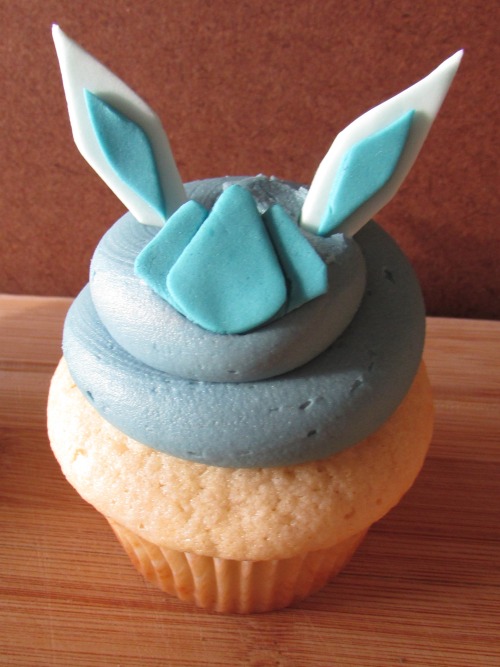 captnmcd:Eevee Cupcakes! buttercream swirl with fondant...