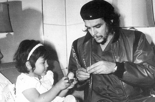 Che Guevara And His Daughter Late 1950s Roldschoolcool 5072