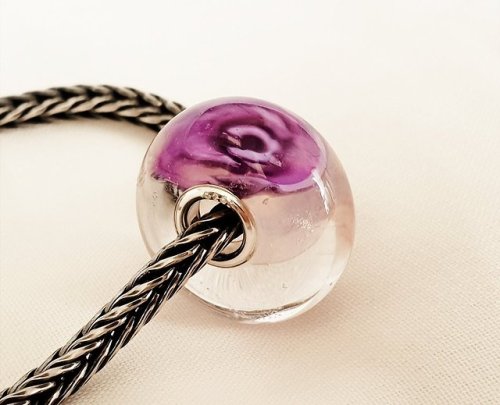 SEVILLA - Dilai BeadsA delicate pink-amethyst flower enclosed in...