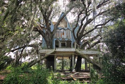 heatherwpetty:<br /><br />bethrevis:<br /><br /><br />An abandoned Victorian tree house somewhere in South Florida<br /><br />I want, so much, to write a book in this house.<br /><br />Me tooooooo<br />