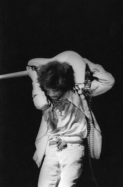 lastdamndinosaur:Jimi Hendrix 1967 A god…