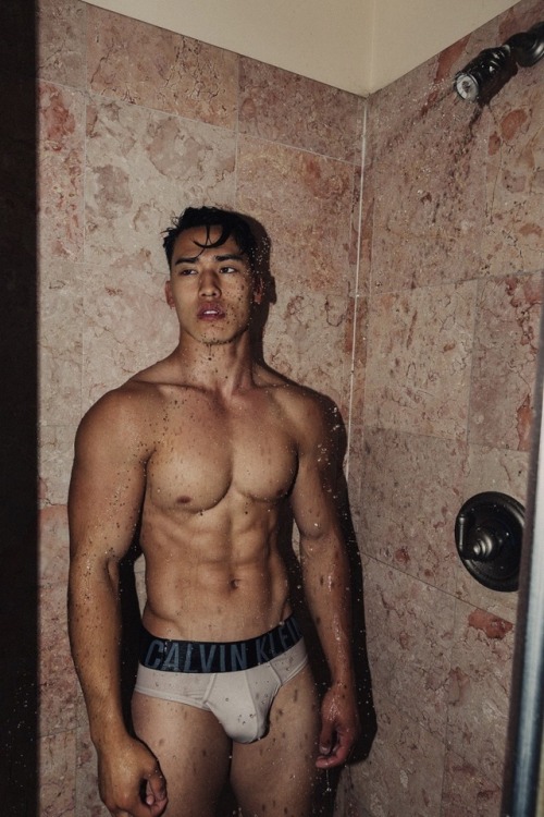 blueeyes575:onlyasianhunks:Wilson Lai이야… 몸도 얼굴도 멋지다 ㅜ