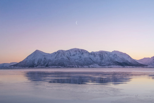 escapekit:Moments With the MoonNorway-based...