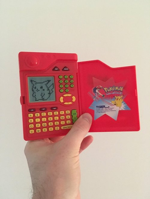 retrogamingblog:Electronic Pokedex released by Tiger in 1998