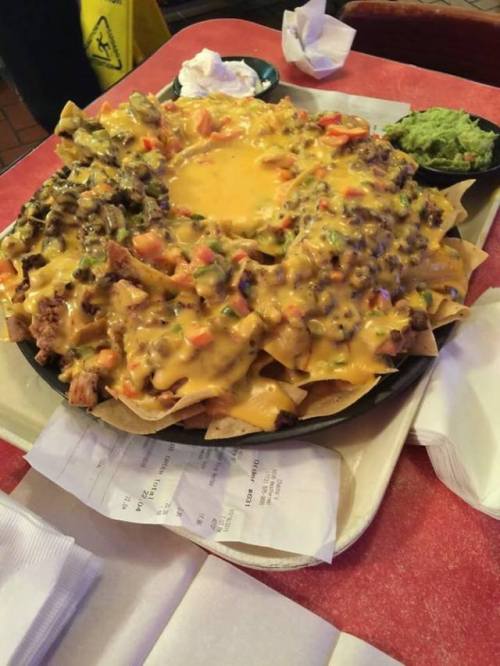 stopdroolingonmyblog:Monster Kong Nachos