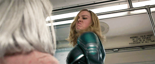 Capitã Marvel bate na Velhinha Skrull