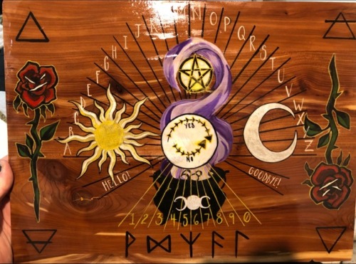 urbanspellcraft:weirdandwitchy:Ouija and pendulum boards...