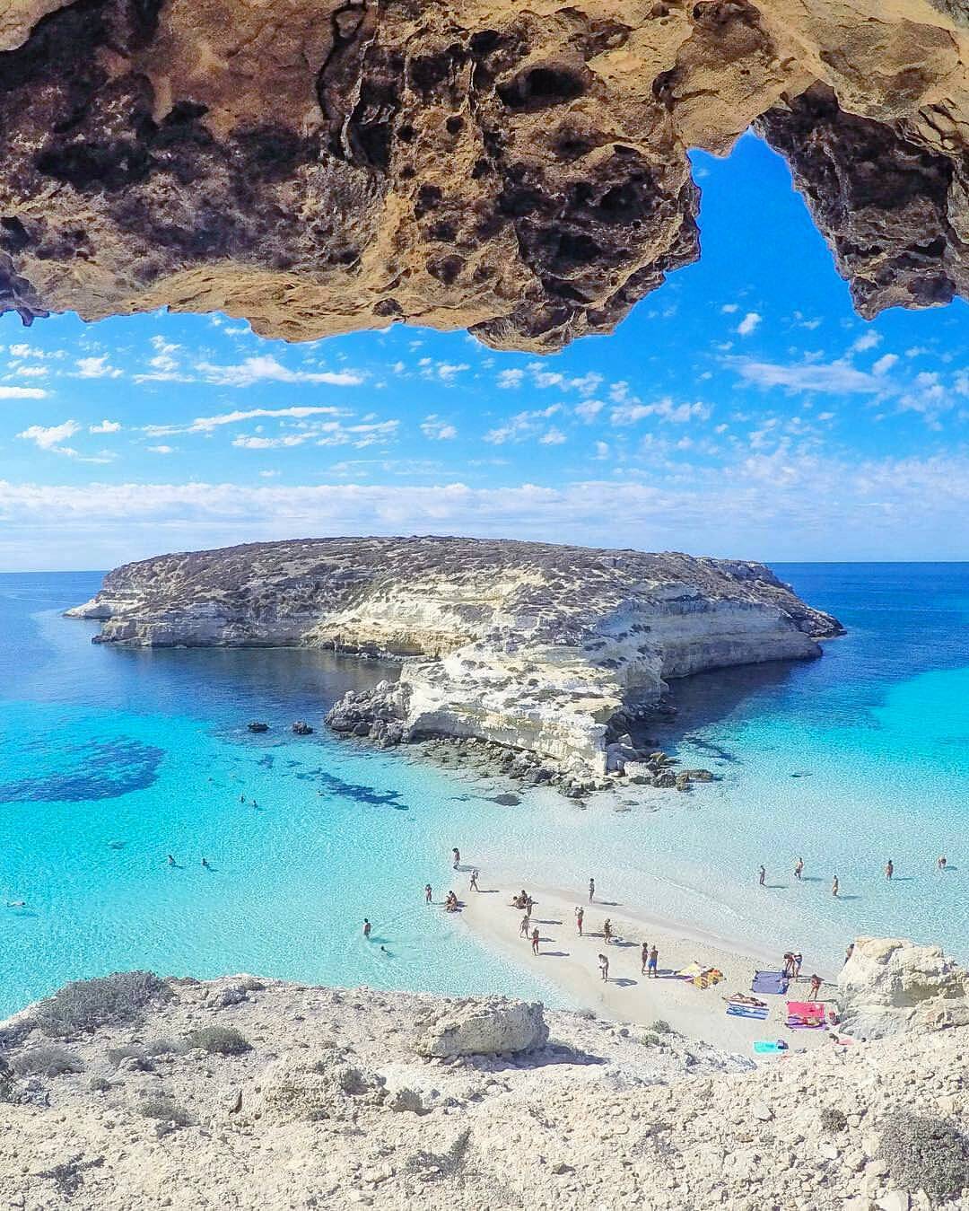 Ecce Homo-Lumo: — Spiaggia dei Conigli, Lampedusa, Sicilia, Italia.