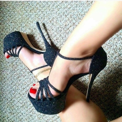 Sexy feet in sexy heels!