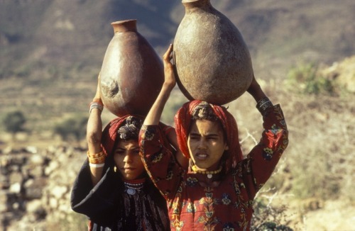 theyemenite:Two young women return to their village after...