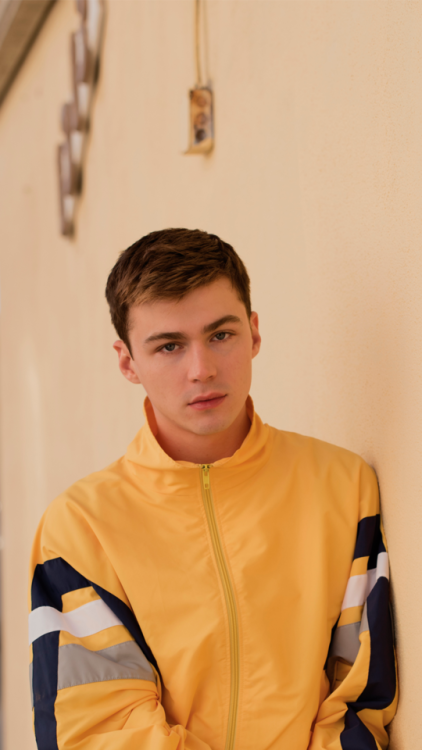 lockxzs:Miles Heizer lockscreens•Screenshot the...