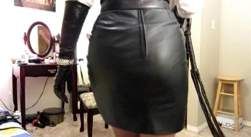 michaelaurax:Perfect leather skirted Ass