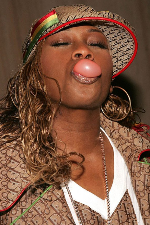 queensofrap:Missy Elliott loves chewing gum!