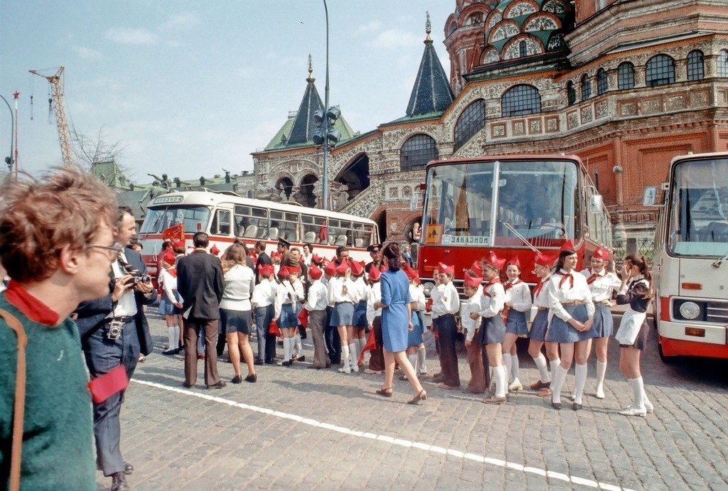 Pioneers from other cities came to see the Red Square. Moscow, 1976.