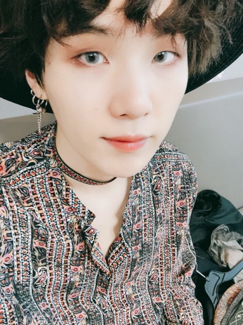 allforbts:180526 Yoongi’s Tweet고마워요 아미! 음중은 첫1위! 조금 있다가 봅시다!...