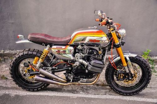 🏁 caferacerpasion.com 🏁 WTF! A Boxer??? Kawasaki W400 #Scrambler...