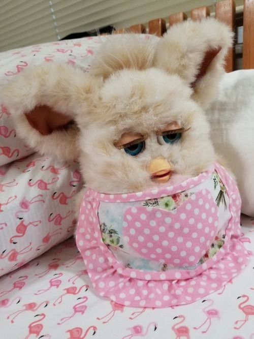 pocket-furbs:here’s furby with his new apron!!the heart on the...