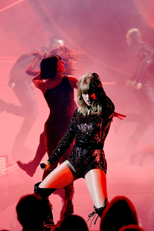 taylorswizzle:Taylor Swift performs “I Did Something Bad”...