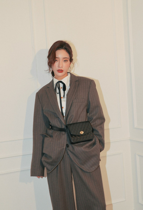 I sound so sarcastic but i& 039;m dead buying these ... tf its because the evil is real as hell byun jungha byun jeongha byun jung ha byun jeong ha kfashion business casual business fashion business look fashion goals hipster fashion booji fanny pack fall winter 2017 i& 039;ma be wearing these in the summer so... spring summer 2018 stylenanda ulzzang
