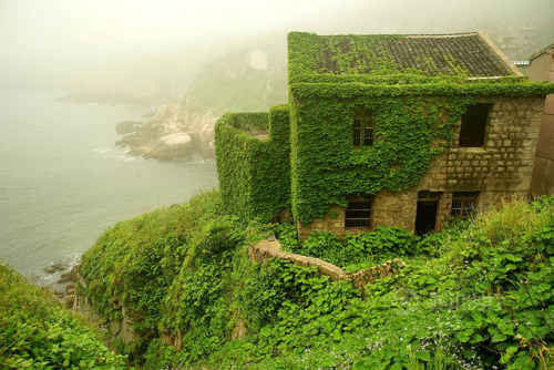 archatlas:Abandoned Chinese Fishing Village Being Swallowed...