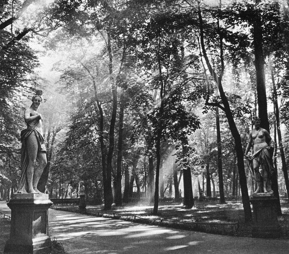 Summer Gardens in Leningrad. Photo by Oleg Bakharev (1960s)