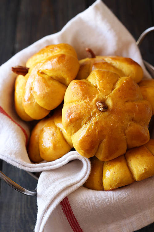 sweetoothgirl:Pumpkin Bread Rolls with Cinnamon Butter