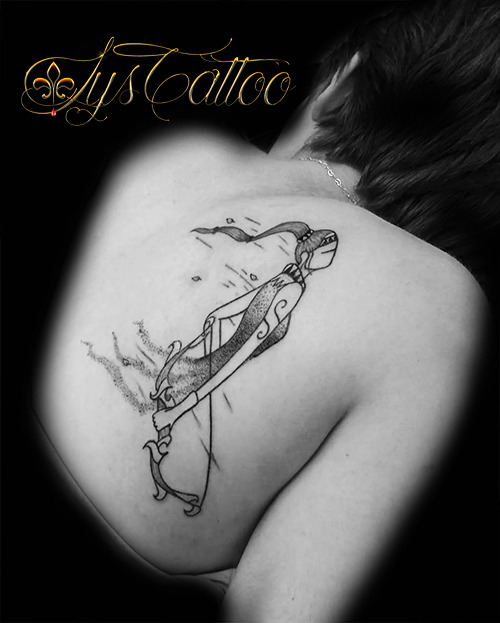 Lys Tattoo Tatouage Haut Du Dos Femme Représentation Dune