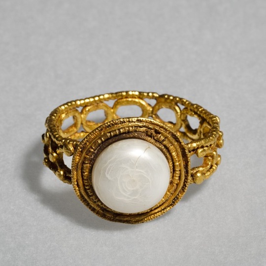 Gold and pearl 4th century Roman finger ring. From the collection of Thorvaldsens Museum.
